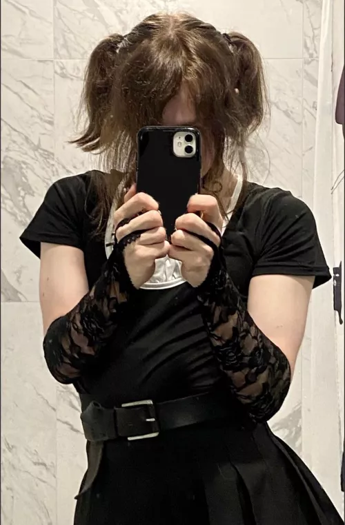 Thats how boys should tie their hair right?