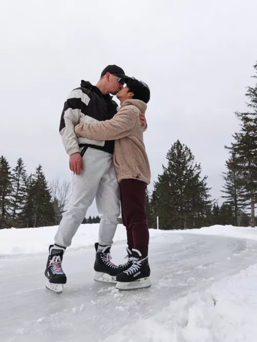 The joys of winter 💙 Teaching my boyfriend how to skate