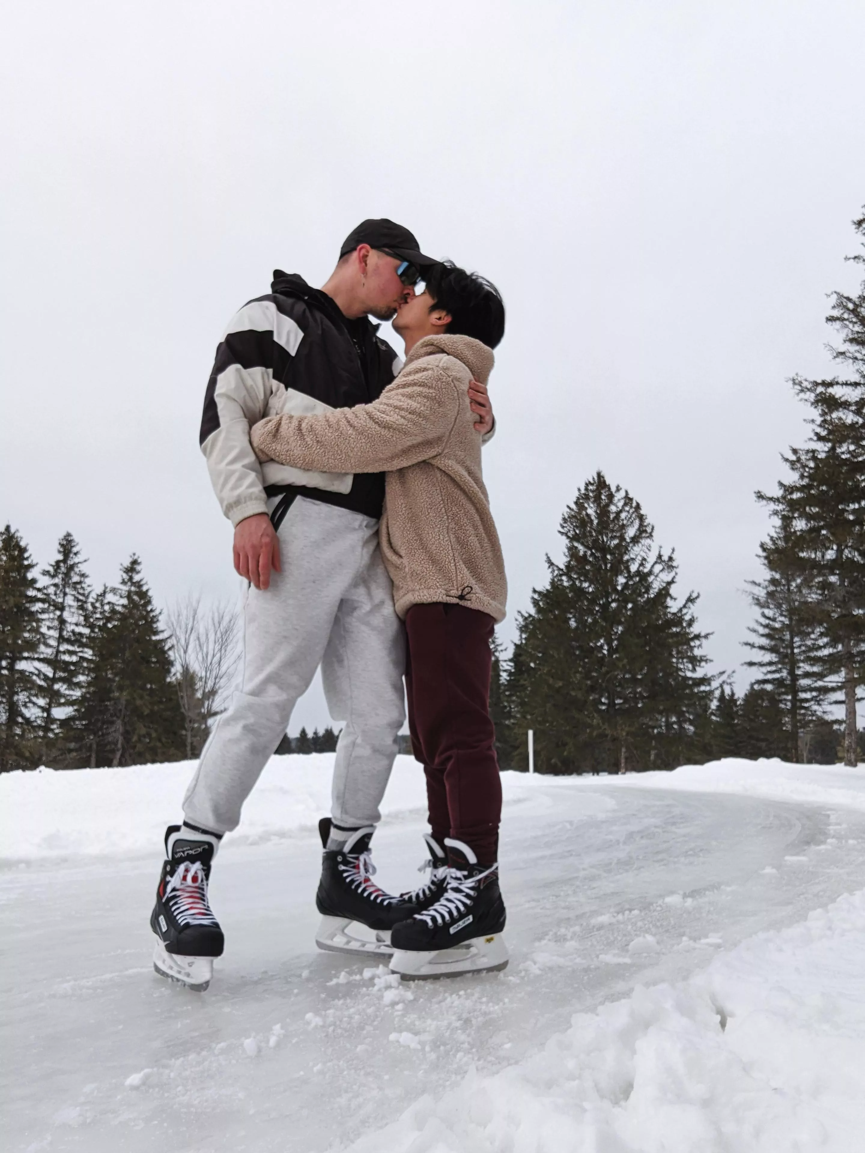 The joys of winter 💙 Teaching my boyfriend how to skate