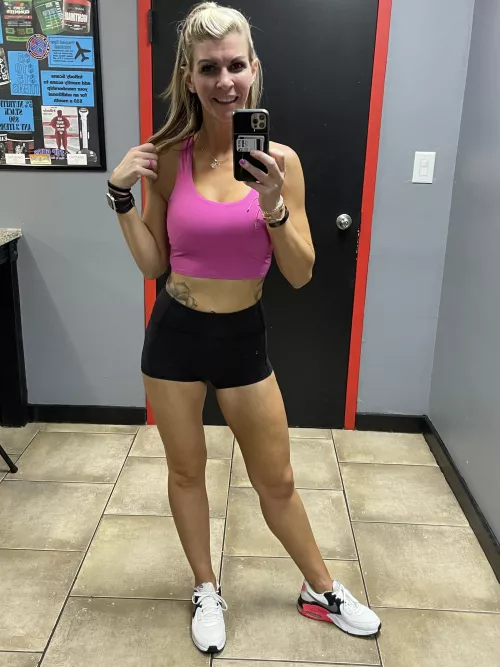 They might be 39 years old but this mommy keeps her legs tight!