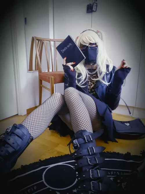 want to rule the world with me and my magic note book🖤?