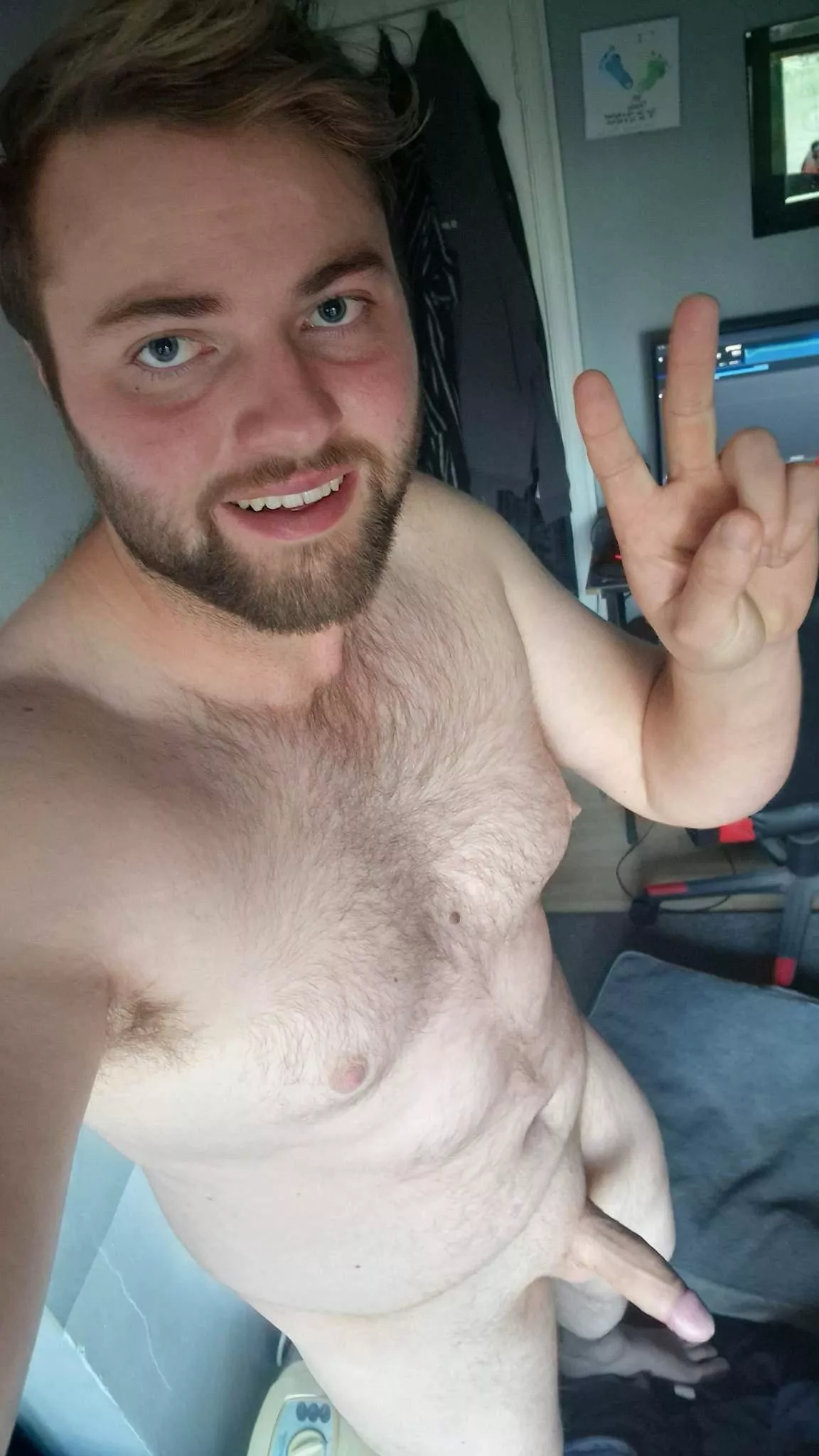 You guys wanted to see me naked so here you go, if I get another 15 votes you can see my cunshot