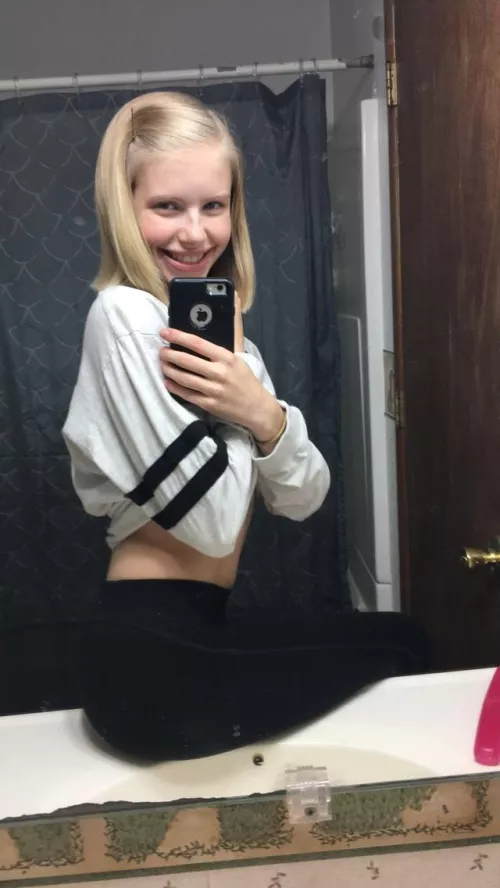 18(F4M)😊I put my on auto-reply so who gives me an upvot will get instantly a nude and surprise masturbate video in DM! 💕 Snp: little_prin1127