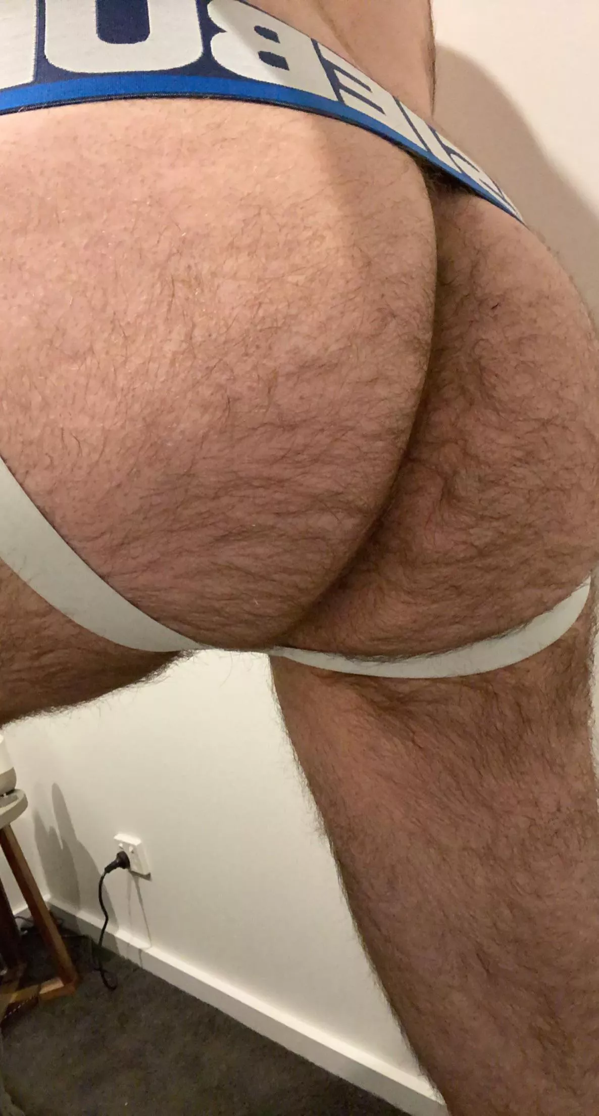27 Aus bottom wanting to get off with hairy tops. Msg me for snap