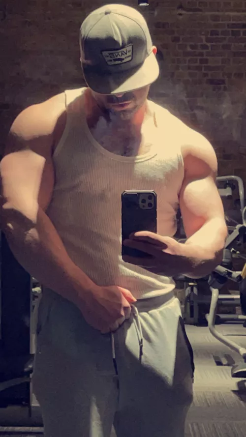 [29] Fuck bro this pump made me hard as fuck. You around later?