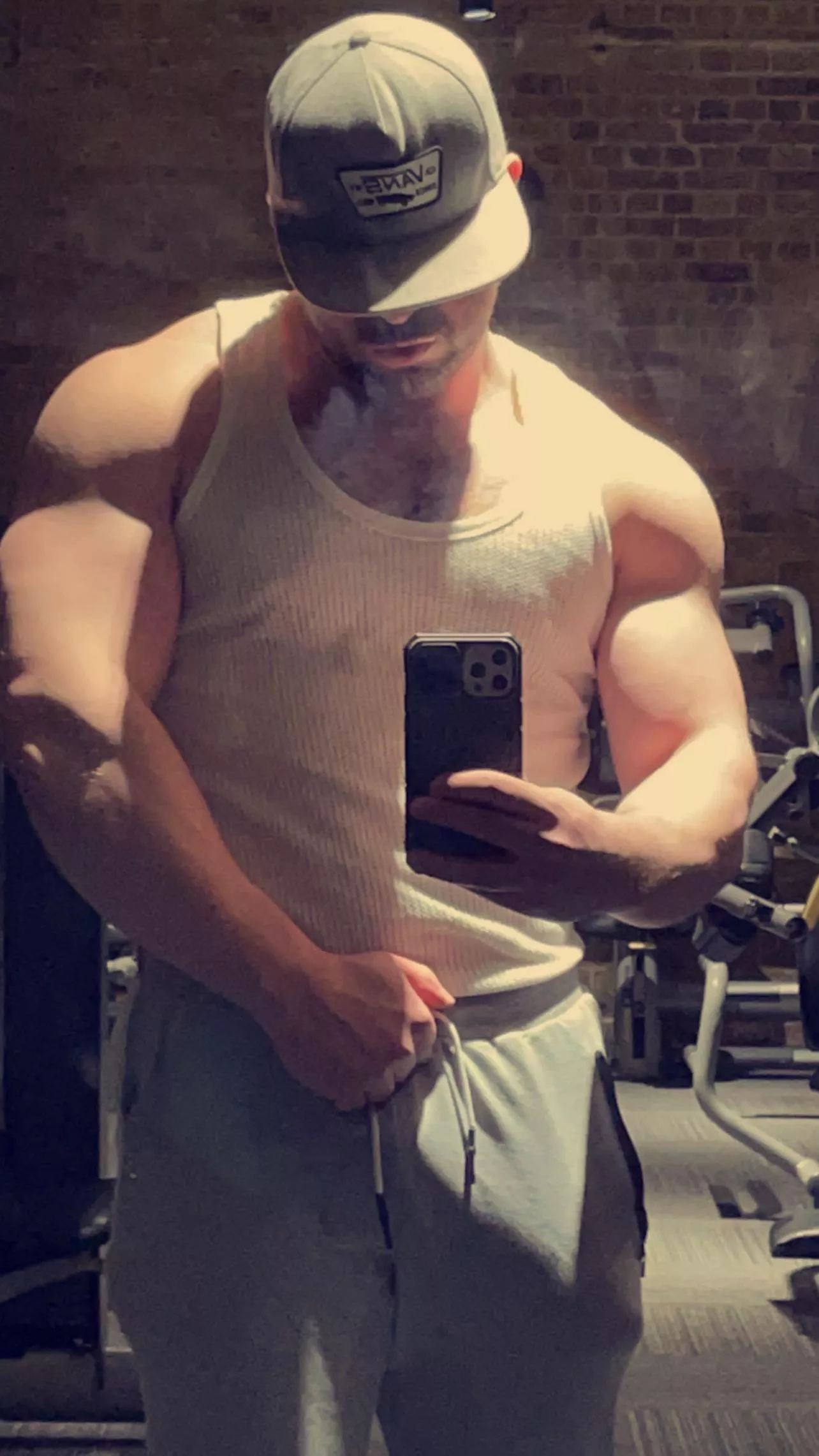[29] Fuck bro this pump made me hard as fuck. You around later?