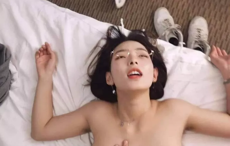 anyone knows the sauce or her name?