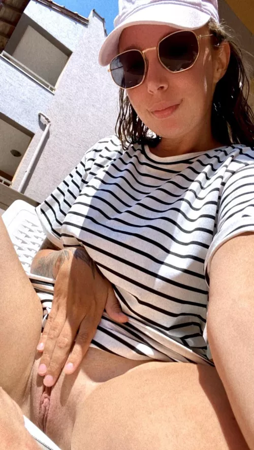 Do you like to look at pussy while walking? [f]