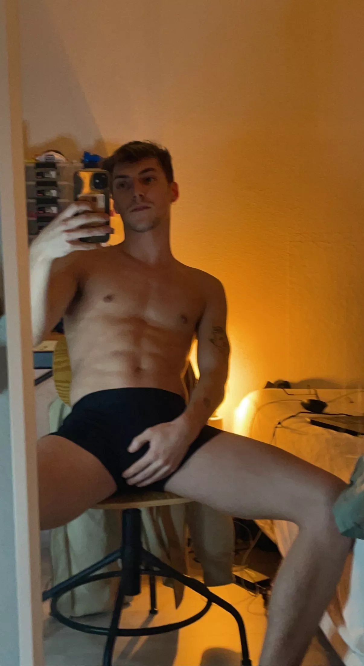 First time posting here! I'm normally at the dance studio but since it's Saturday, this is me taking a break from the pc 👋🏻😊 hi everyone