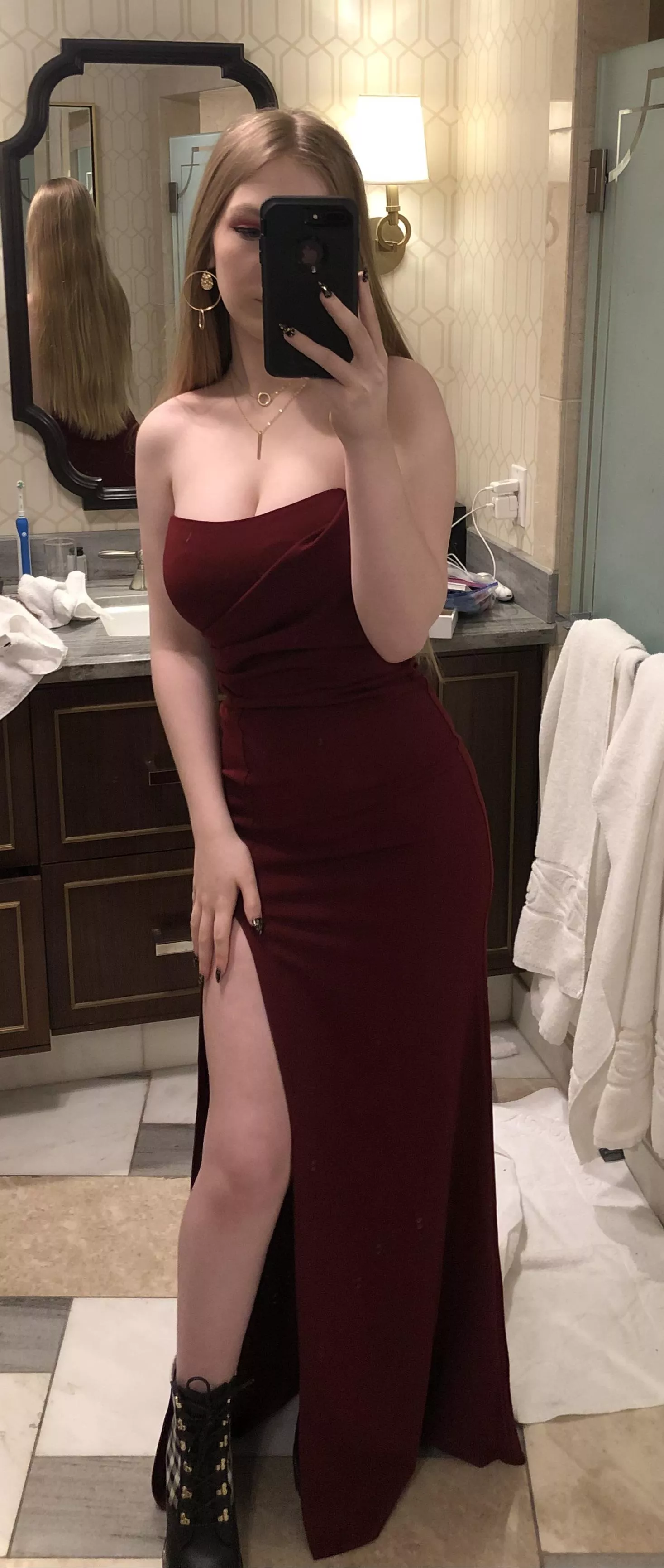 Here’s my tight prom dress! Hope y’all like it (18, OC)❣️