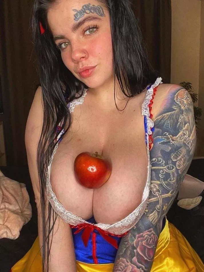 I'm a red riding hood, I'll be for you all night