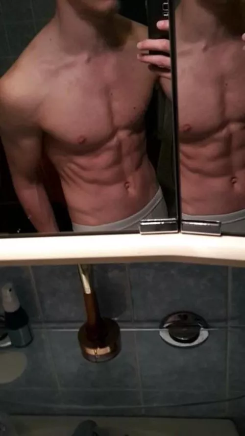 [m] How many abs can you count?