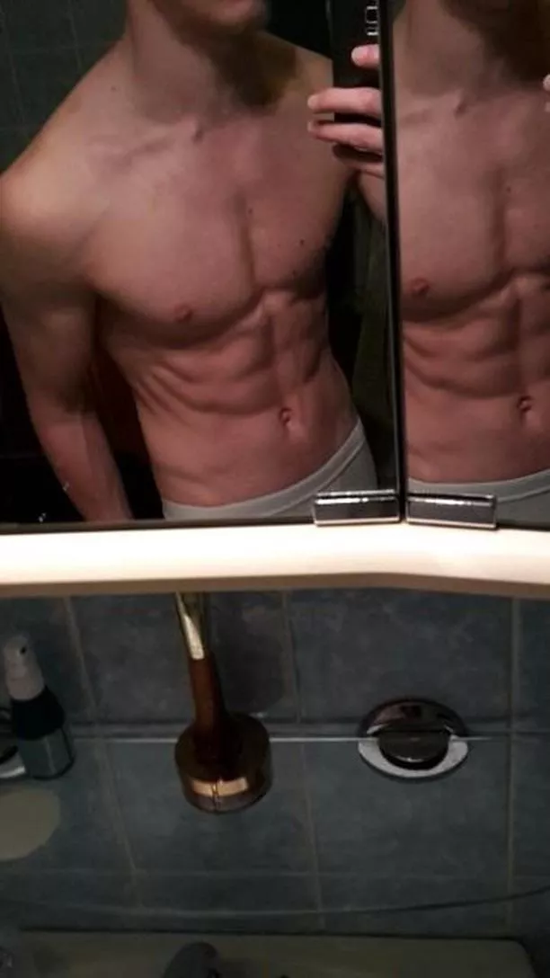 [m] How many abs can you count?