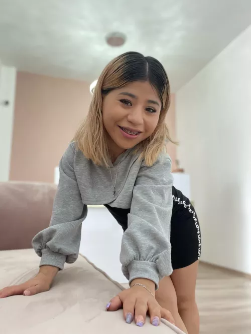 Most petite girl on campus 😘