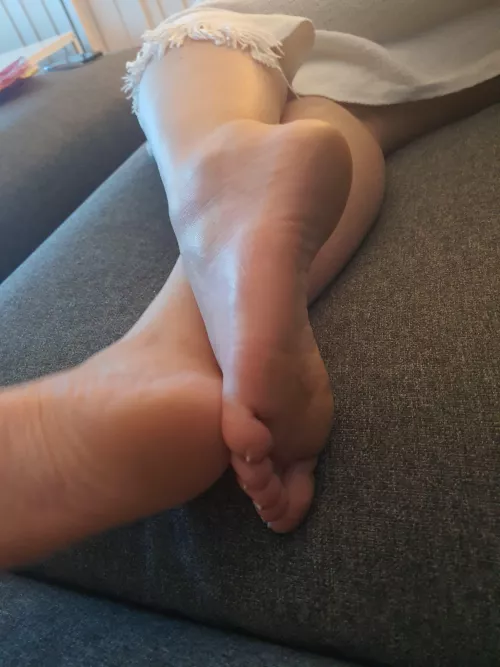 My feet are so sweaty an sore from my hard day, come kiss them better for me 😏