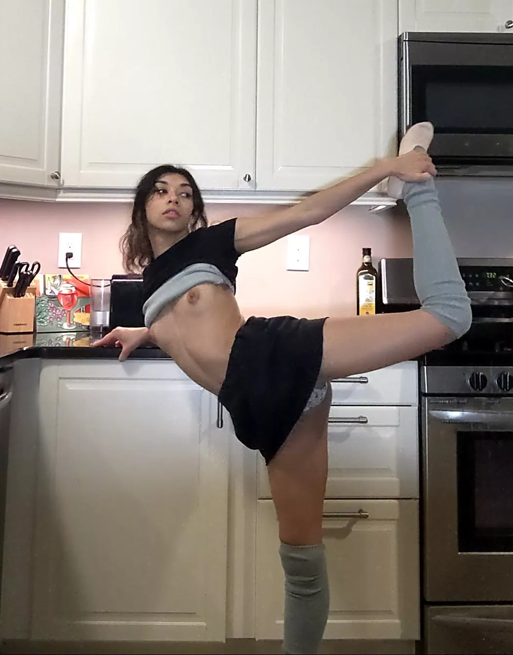 Never had a chance to be fucked in the kitchen, will you give me one??