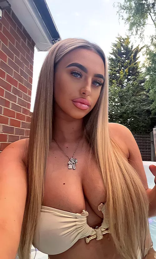 Paige is so fake and chavy