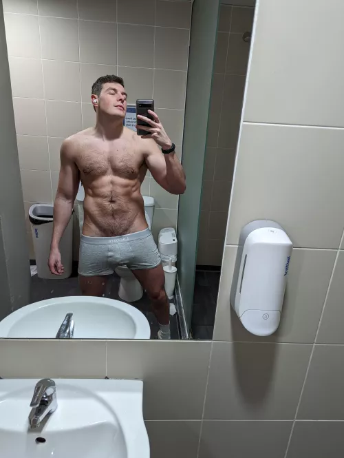 Should I post a full nude? UK lad