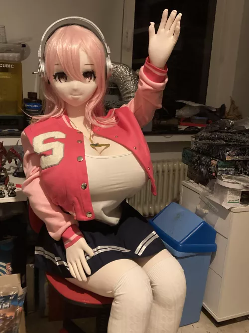 Sonico waving me off to work, can’t wait to get back home to her and cuddle with her!🥰