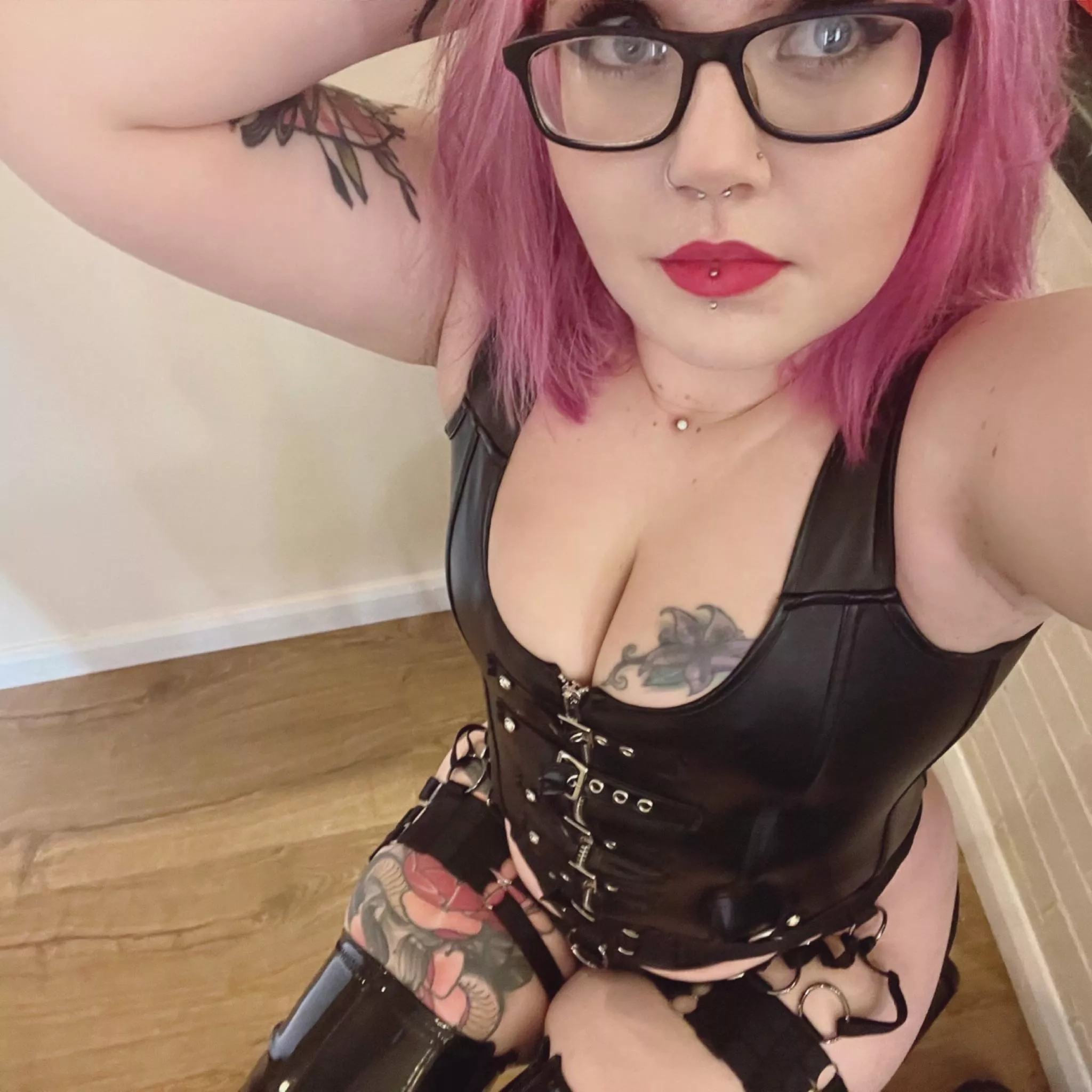 this pose + outfit really outs me as an emo millennial