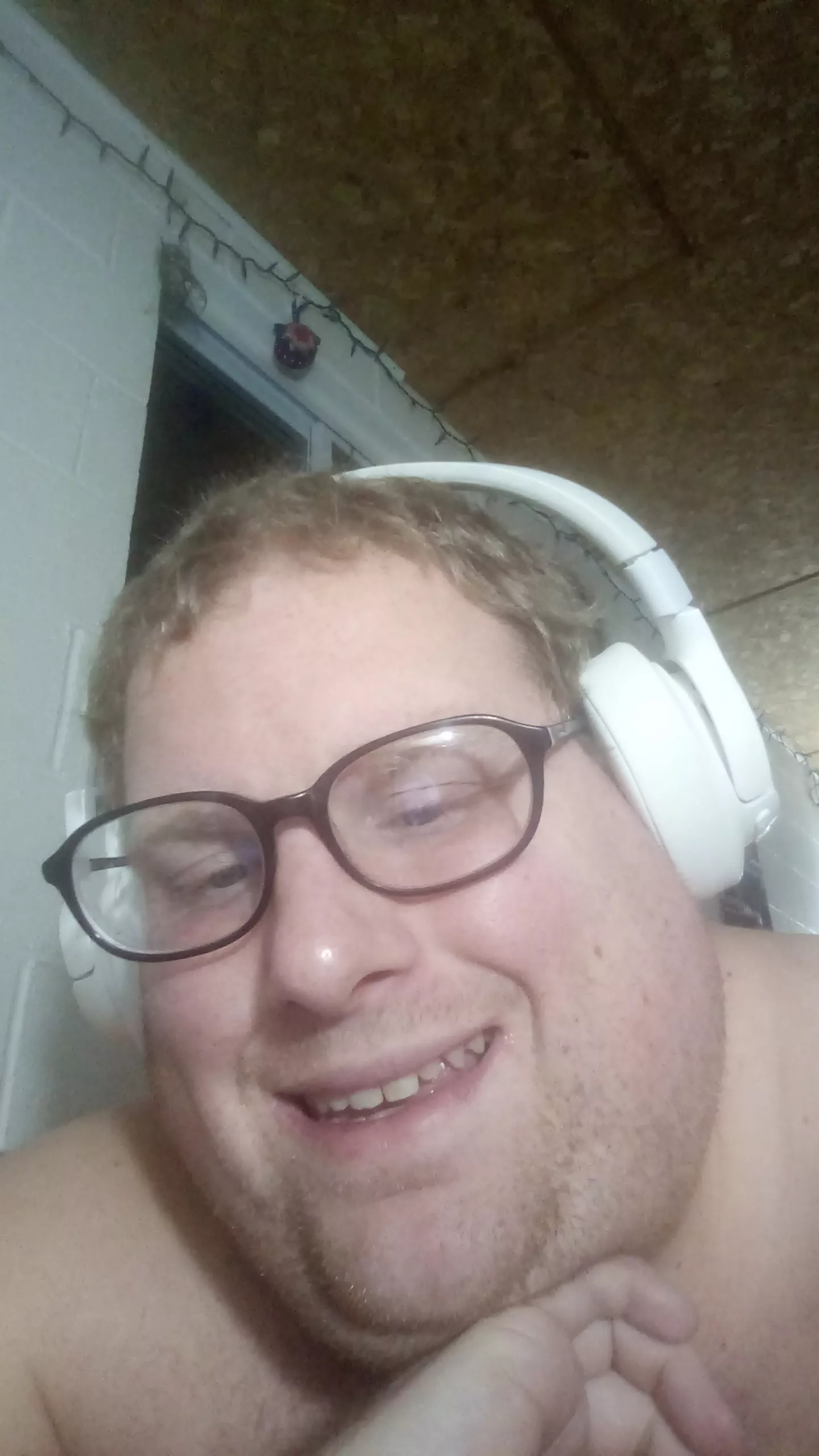 wanna chat send me a dm no nudes tho