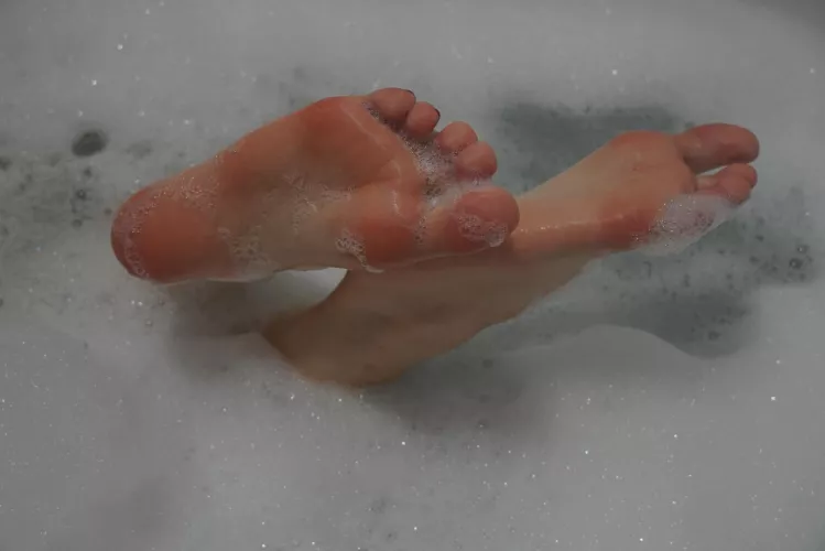 wanna help to clean my pink paws? 👣