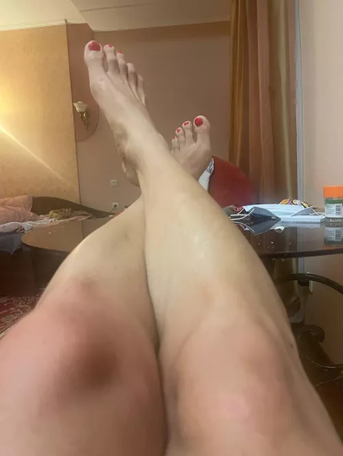 Who wanna cum on my feet?