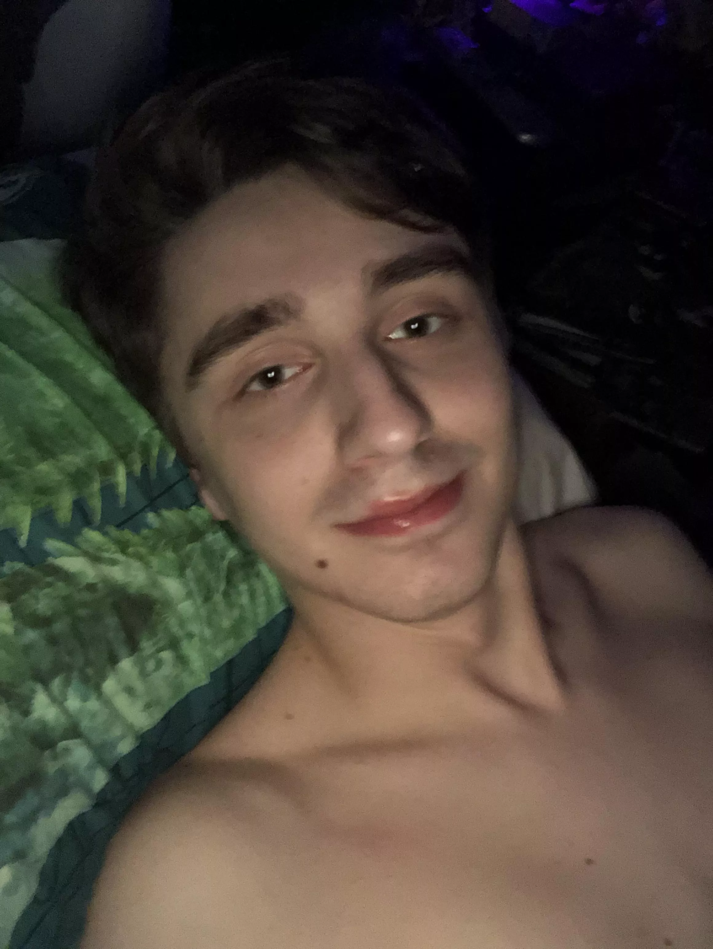 19 twink looking to trade pics and cum on live with other twinks or jocks hmu with pics