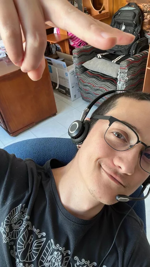 [36] Sorry for the background mess lol. Hope you’re all having a great Monday! Feel free to hit me up in DM if wanna chat.