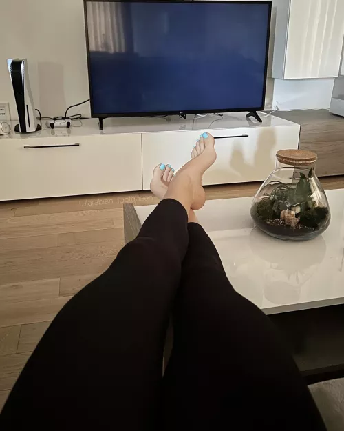 Are you looking at my freshly painted blue toes or yummy arches? 😋