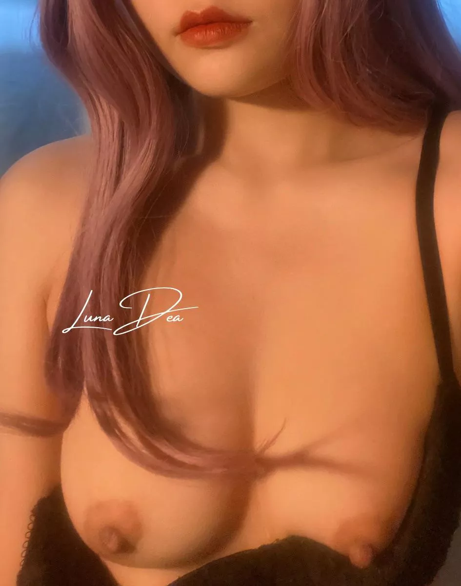 Colour the arrow orange to suck my asian tits 🧡🧡🧡