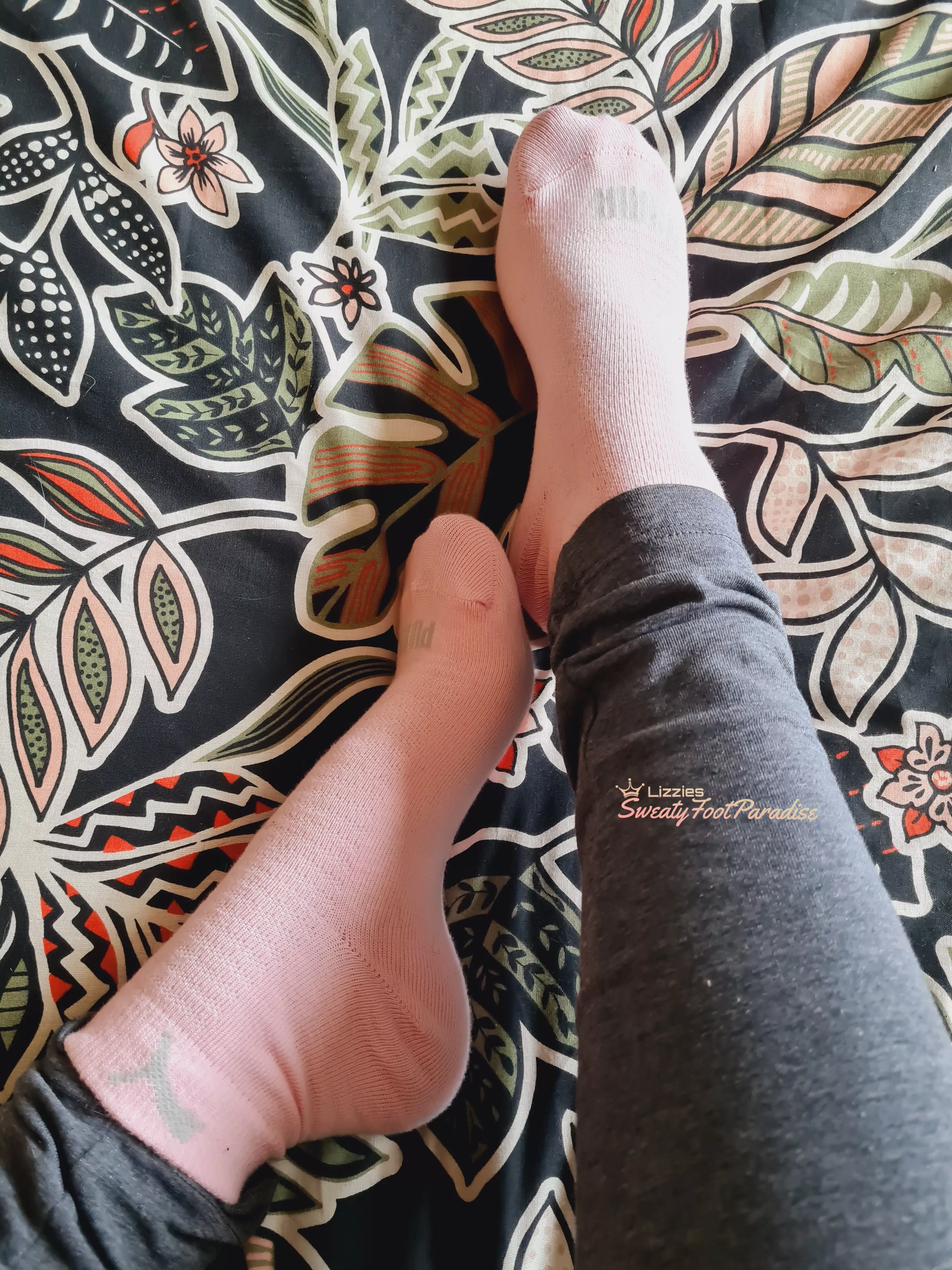 Do you think these Pumas look good on me ? or would they look better on your floor? 😏🥵 (Selling)