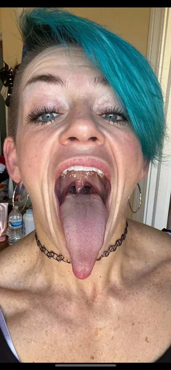 Drop ur balls on this tongue