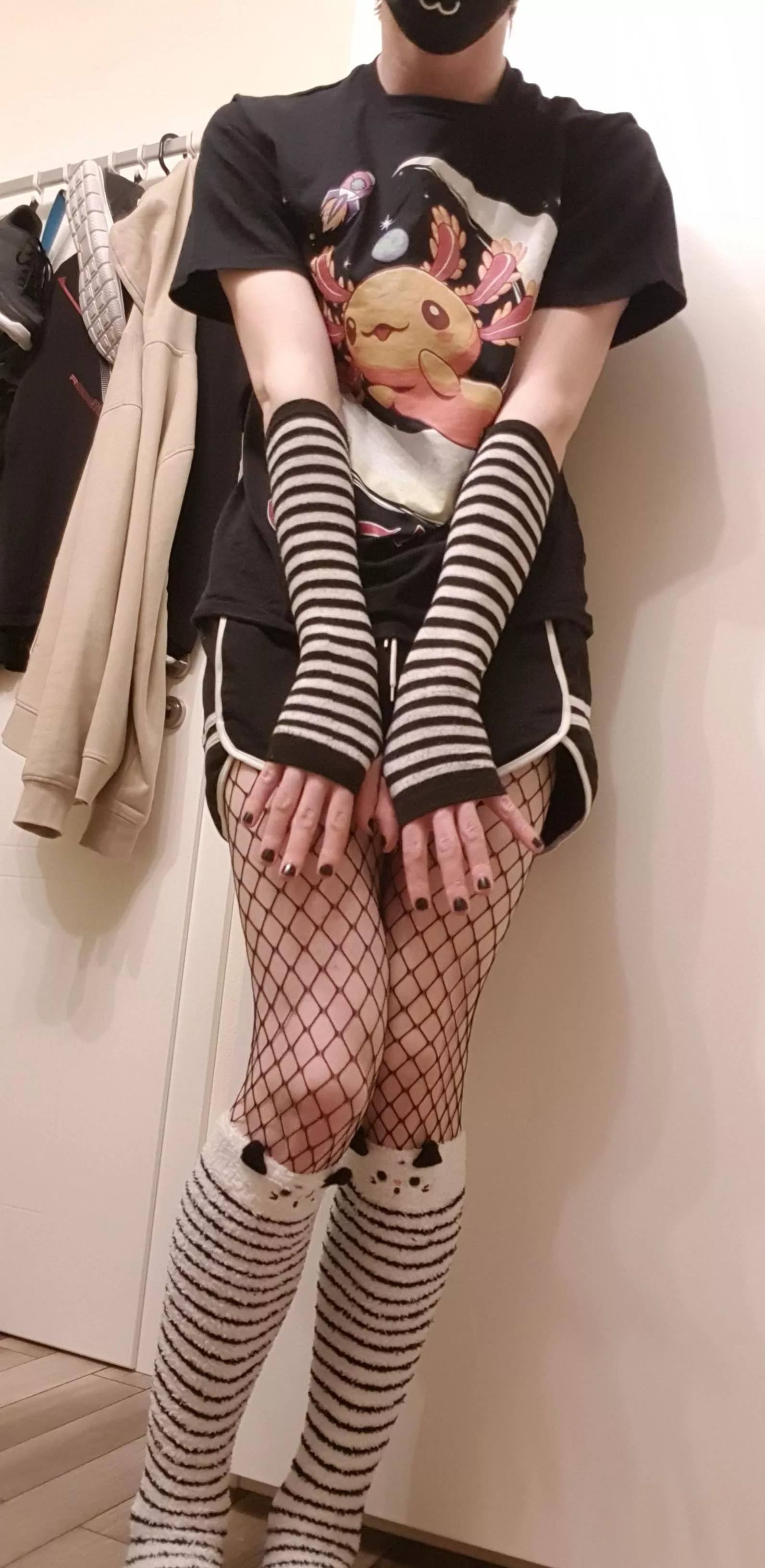 First Time with nail polish >.<