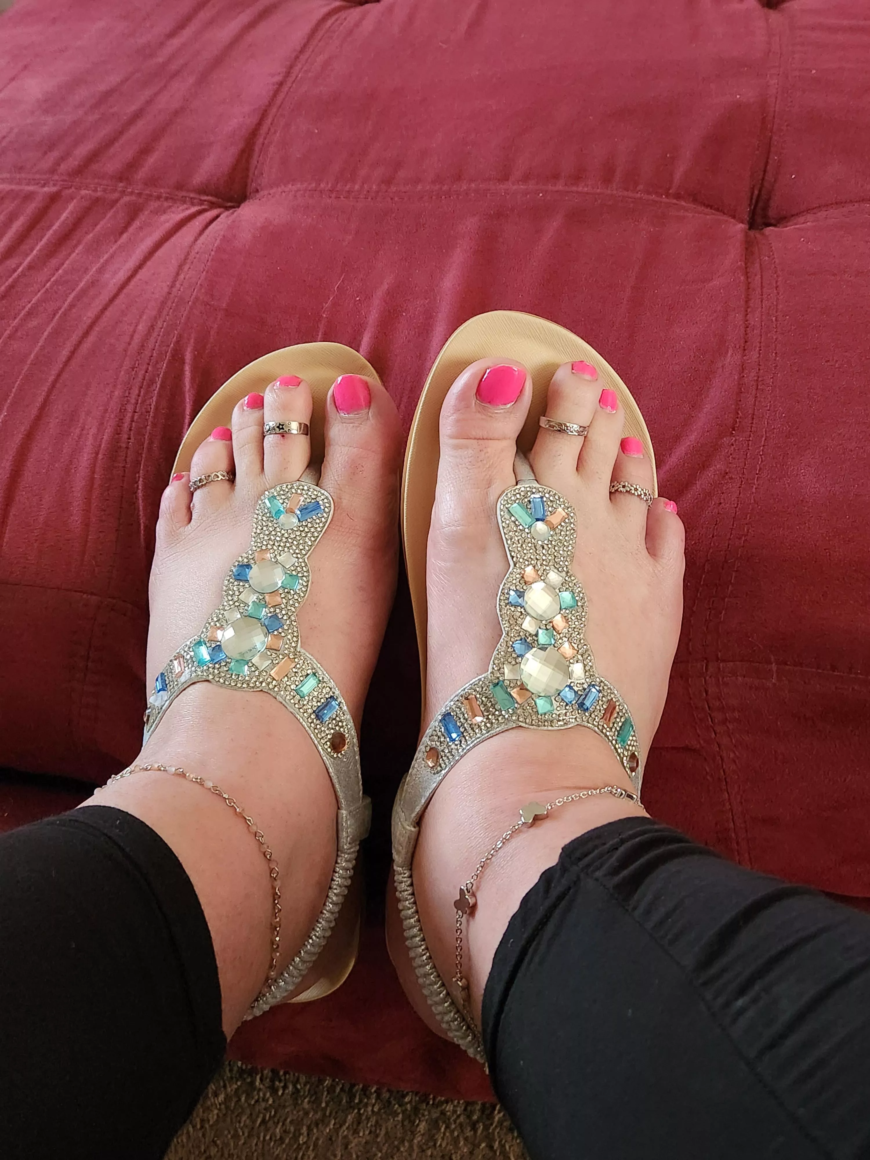 Girl got new sandals! Cute? I think so. 😋🥰