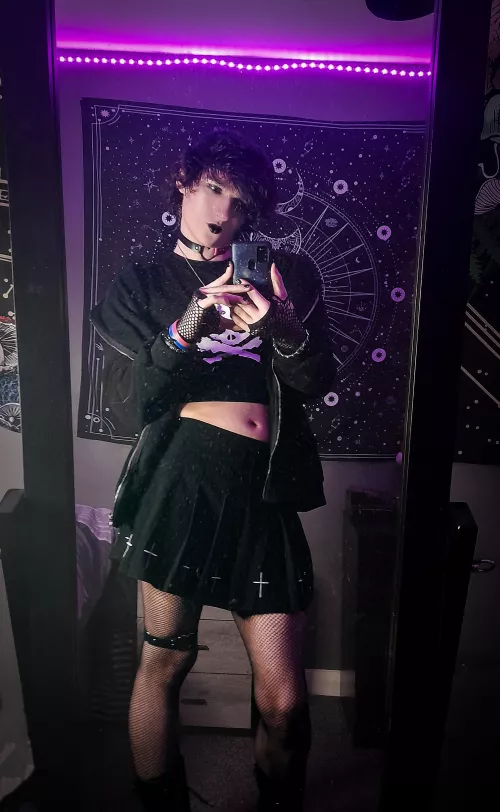 Going public today for the first time! How's my outfit? 🖤