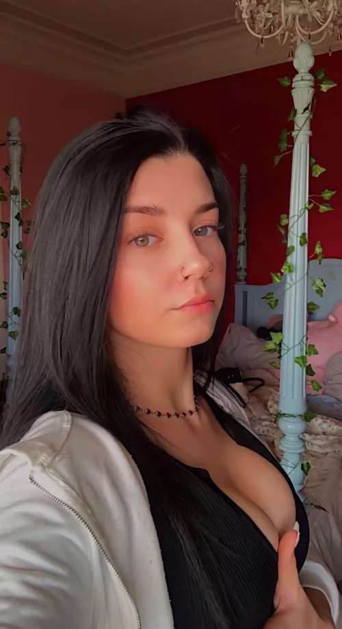 Green eyes. 🤤 (IUTR)