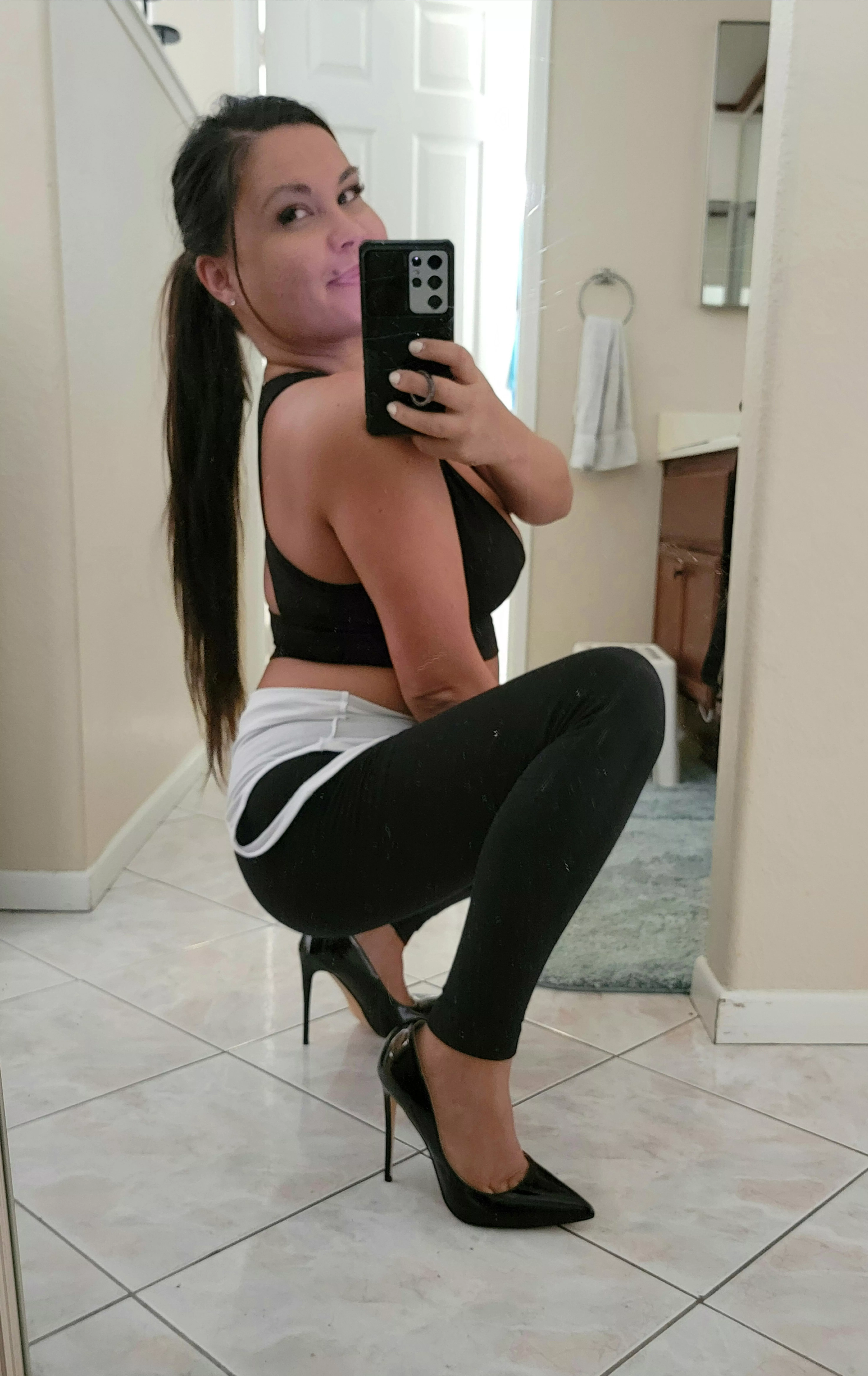 heel squat selfie