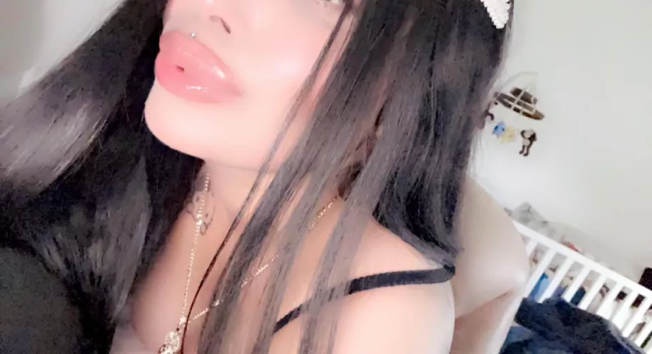 Im looking for a daddy to cum on my lips 💋
