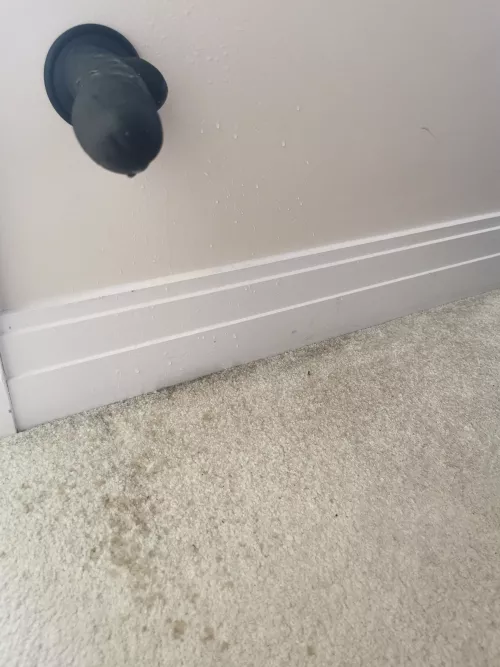 left my squirt juice all over the dildo, carpet, wall and baseboards⛲🙊