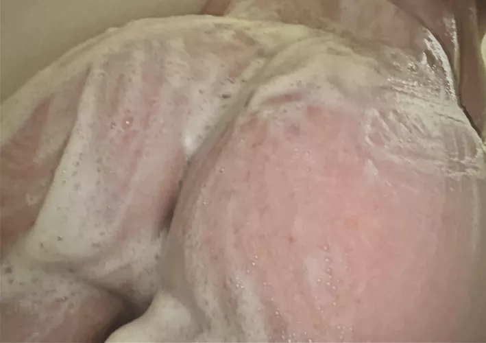 my boyfriend thought i should share 😋🍑🫧 (F20, 5’3”, 130)