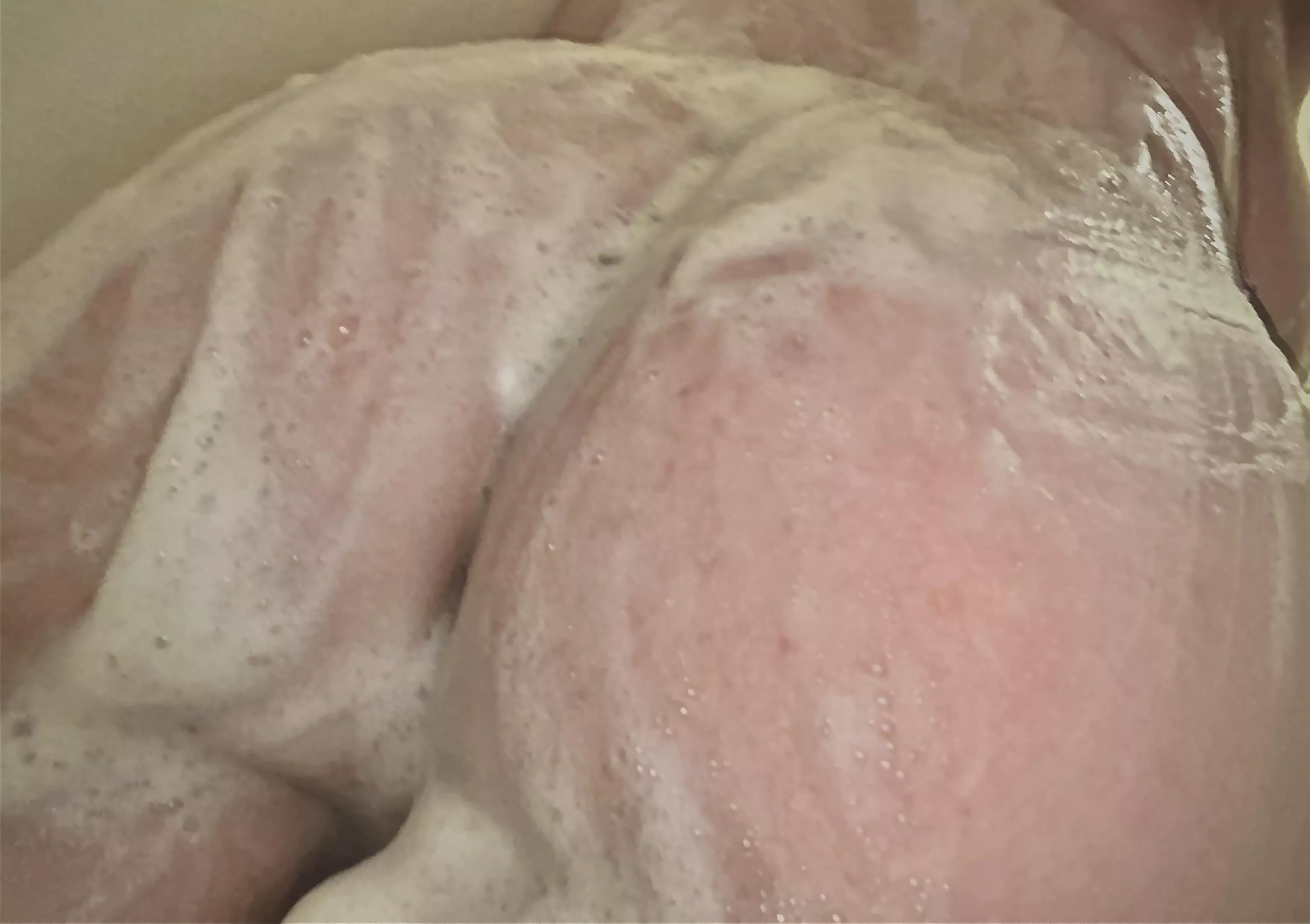 my boyfriend thought i should share 😋🍑🫧 (F20, 5’3”, 130)