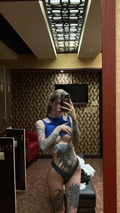 Pre-workout underboob