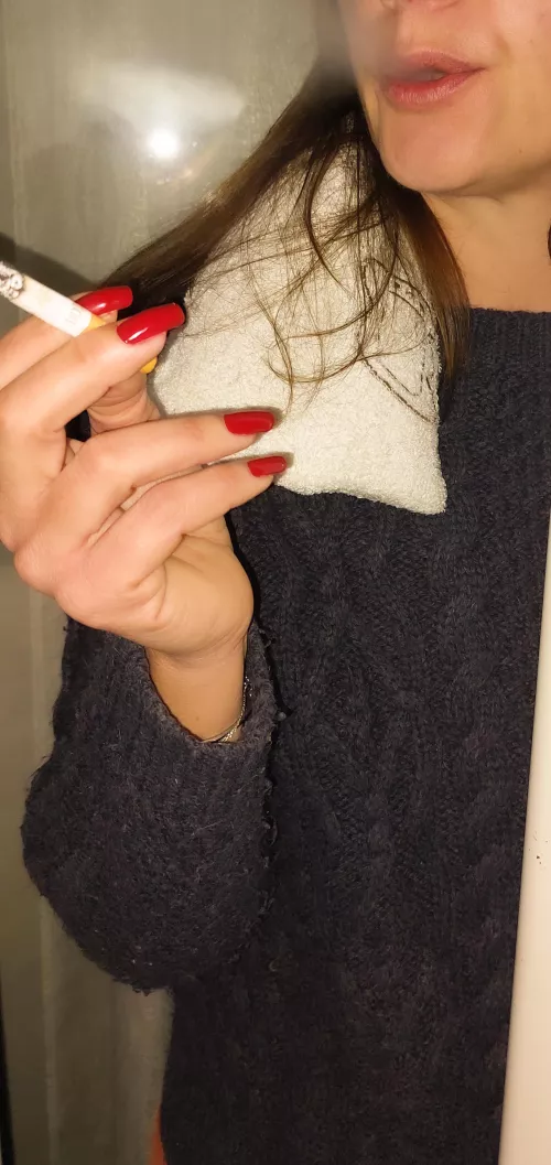 Red nails and smoke!