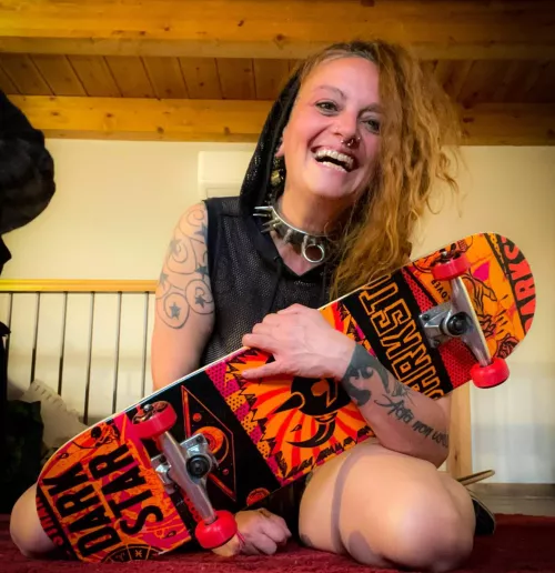 So happy with my new collar (yessss i have a steel spiked again), and my new board 😎