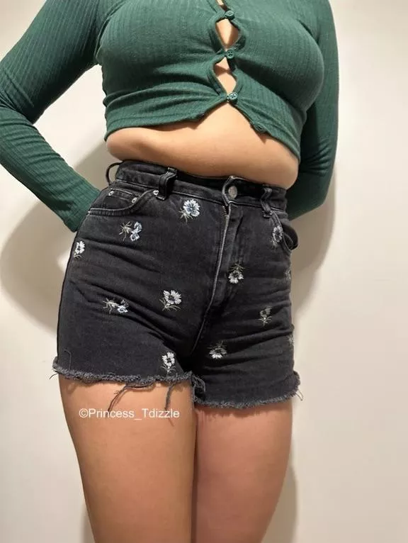 So you like your girls in tight clothes? 🥵