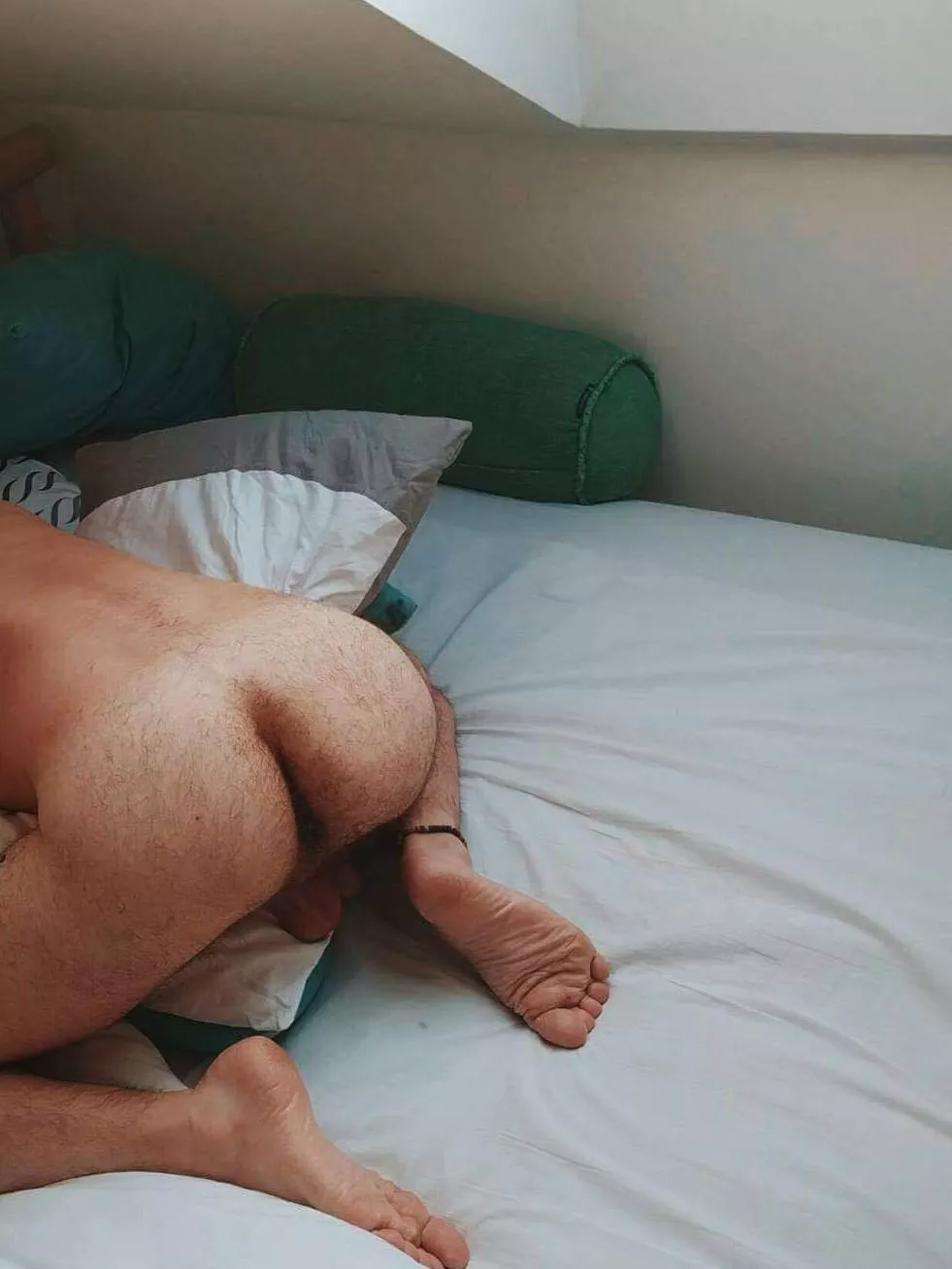 who wants to be eat my hairy hole ?