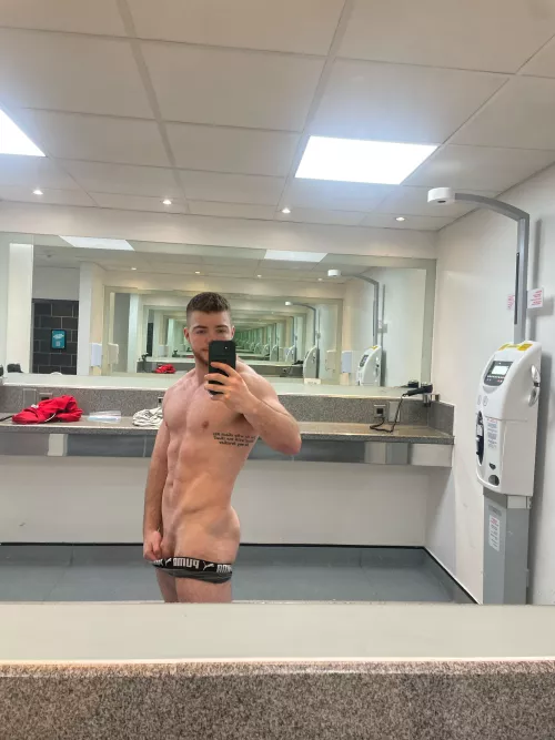 Wish I had a guy to have some fun with in the locker room