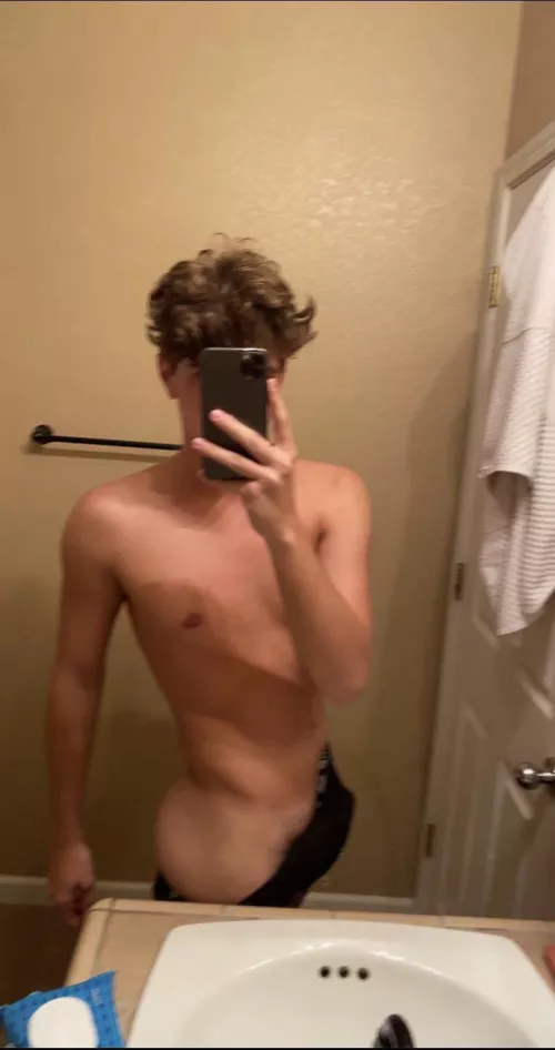 20 nyc @alex_matthew9, need a bottom or hung guy to cum to or with quick on bc I’m so close