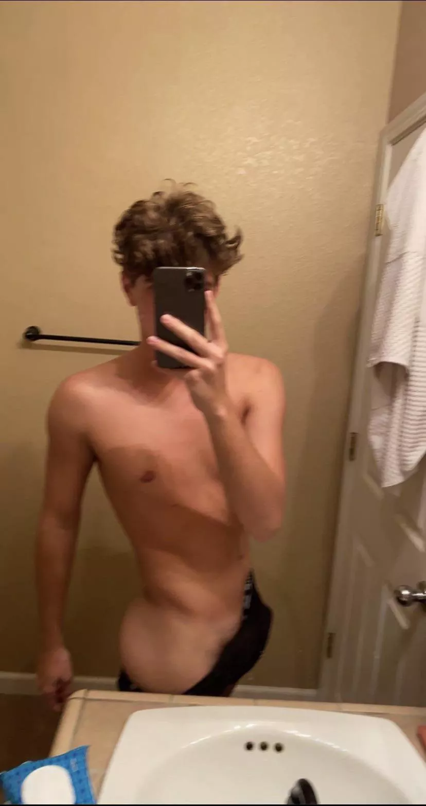 20 nyc @alex_matthew9, need a bottom or hung guy to cum to or with quick on bc I’m so close